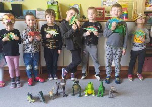 Dzieci w wykonanymi przez siebie dinozaurami