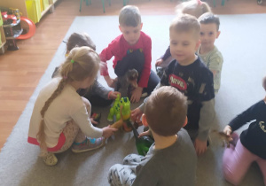 Grupa III podczas zabaw dinozaurami.