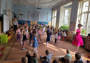 Dziewczynki podczas nauki kroków tańca baletowego