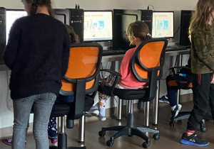 Przedszkolaki przy komputerze w szkole