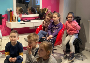 Dzieci podczas wizyty u fryzjerka