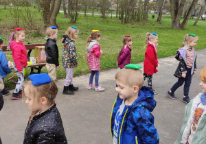Przedszkolaki w parku podczas zabawy