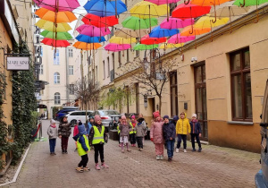 Grupa III podczas spceru na ulicy Piotrkowkiej