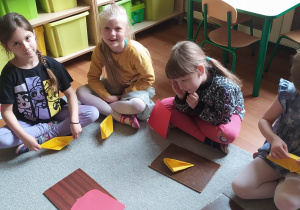 Dzieci wykonuje łódkę z origami