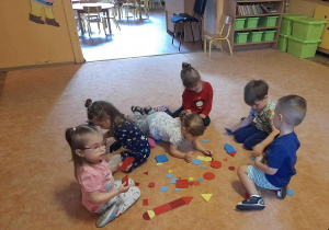 Przedszkolaki podczas zabawy na dywanie