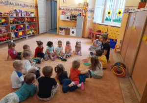 Dzieci podczas zajęć - oglądanie planszy edukacyjnej