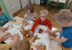 Dzieci wykonują prace z liści