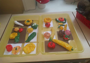 Warzywa z masy solnej wykonane przez dzieci z grupy V