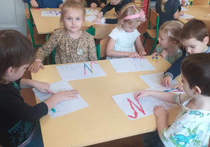 Dzieci podczas ozdabiania nowej poznanej litery