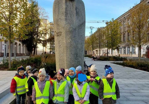 Dzieci z grupy II zwiedzają ulice Piotrkowską