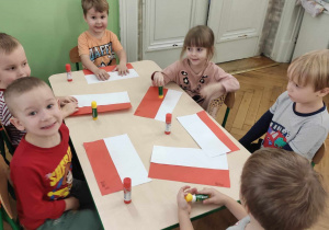 Dzieci wykonują flagę Polski