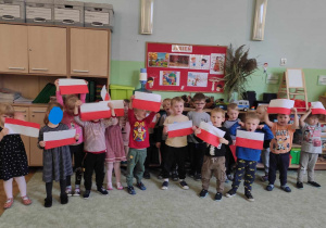 Dzieci z grupy II z flagami