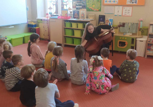 Przedszkolaki słuchają Grażynki podczas grania na wiolonczeli
