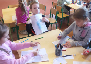 Przedszkolaki wykonują rysunki według własnego pomysłu