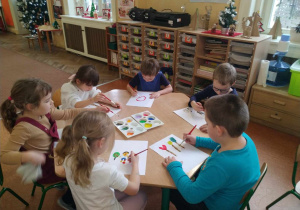 Dzieci malują farbami "12 miesiąc"
