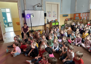 Przedszkolaki podczas oglądania przedstawienia