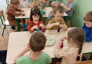 Dzieci podczas wykonywania woreczków sensorycznych