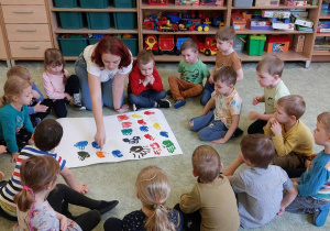 Przedszkolaki omawiają eksperyment z łączeniem farb