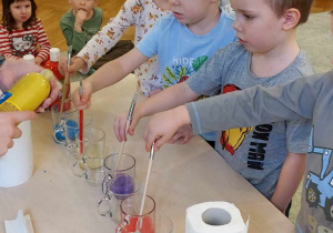 Dzieci podczas eksperymentu z wędrującą kolorową wodą