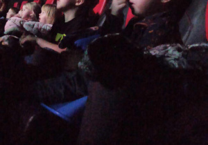 Dzieci oglądają film w kinie.
