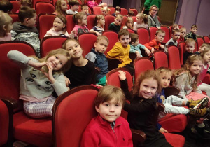 Dzieci w teatrze muzycznym na przedstawieniu "Baśnie Andersena"