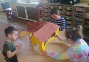 Dzieci podczas malowania farbami