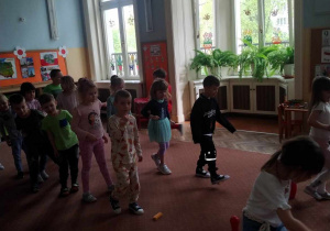 Przedszkolaki podczas zabaw ruchowych