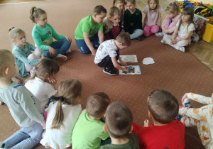 Przedszkolaki podczas zajęć - poznawanie mapy Polski
