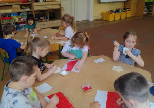 Przedszkolaki podczas malowania flagi Polski