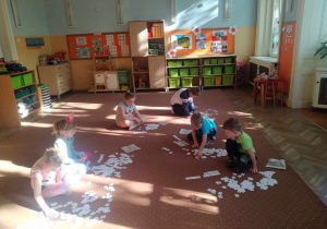 Przedszkolaki podczas zabawy z literami
