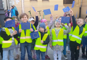 Przedszkolaki podczas pochodu z okazji Dnia Unii Europejskiej