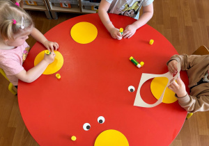 Przedszkolaki podczas wykonywania pracy "Kurczaczki".