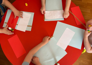 Przedszkolaki podczas wykonywania pracy plastycznej.