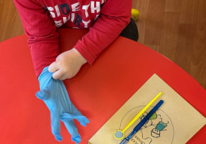Zapoznanie się z zestawem małego dentysty.