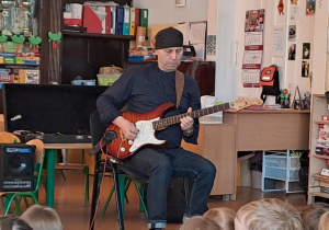 Pan Leszek gra na gitarze elektrycznej.