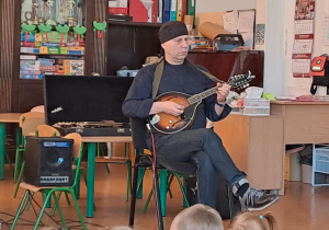 Pan Leszek gra na mandolinie.