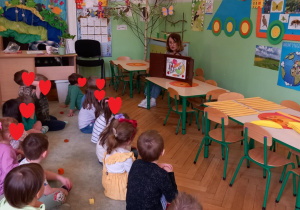 Dzieci z grupy II oglądają Bajkę Zębową.