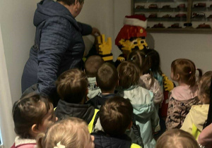 Przedszkolaki podczas wizyty u strażaków.