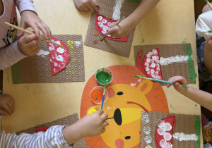 Dzieci podczas wykonywania pracy plastycznej "Muchomorek".