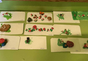 Grzybki z plasteliny wykonane przez grupę II.