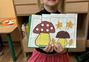 Nelia z ułożonymi puzzlami.