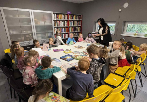 Grupa II w bibliotece.