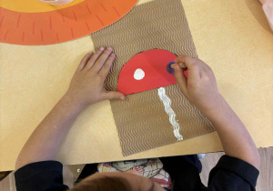 Borys podczas stemplowania kropek na muchomorze.