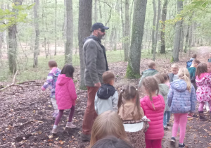 Dzieci słuchają pana przewodnika.