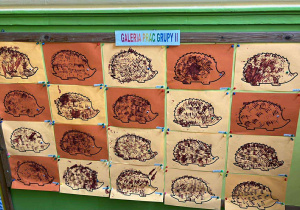 Gotowe prace dzieci przedstawiające jeże z kolcami namalowanymi za pomocą widelca.