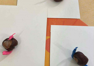 Ślimaki stworzone z kasztana i plasteliny.