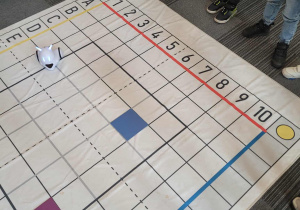 Dzieci kodują robota podczas wizyty w bibliotece.