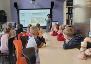 Dzieci podczas zajęć "Z kodowaniem na Ty" w bibliotece.
