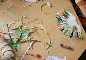 Dzieci wykonują pracę plastyczną pt.: "Jeżyk".