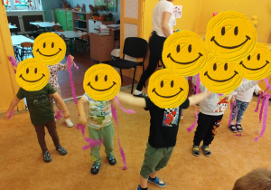 Dzieci wykonują improwizację muzyczną.